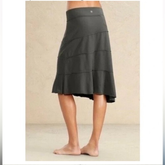 Athleta Crescendo Skirt Asymmetrical
Tiered Maroon - Picture 6 of 6
